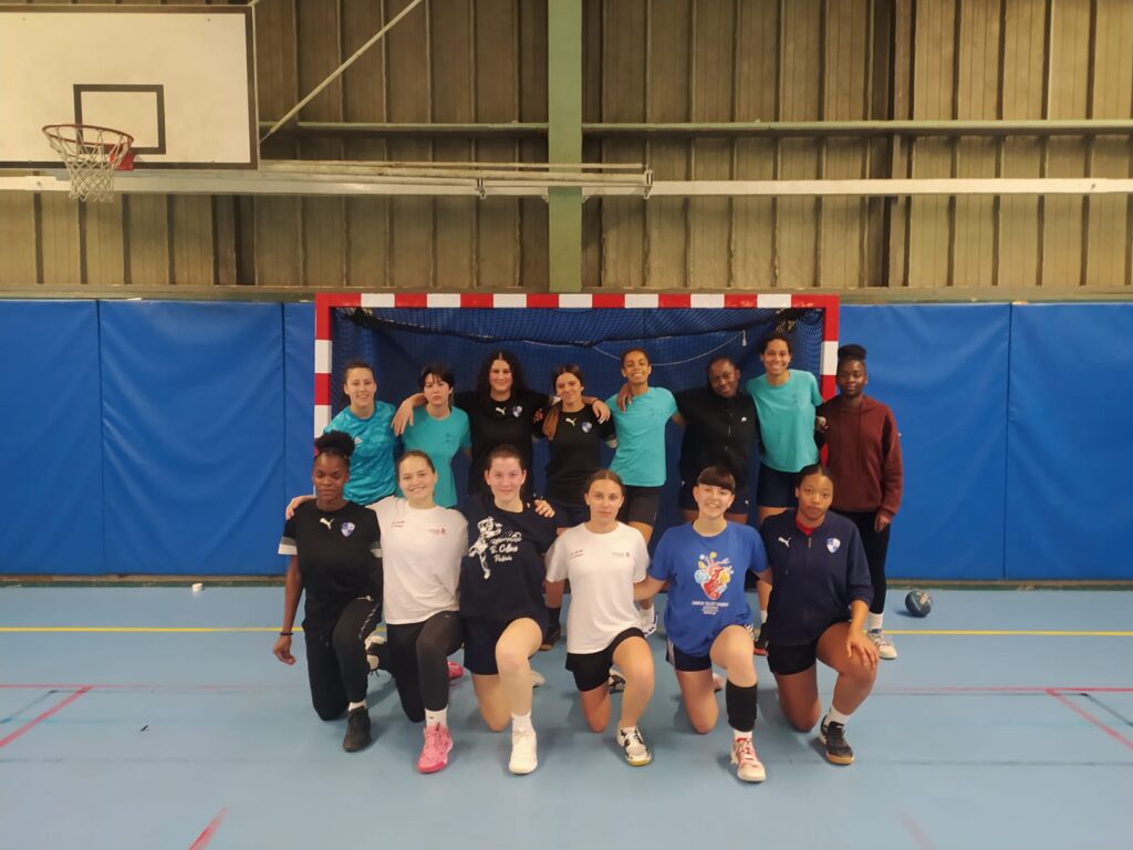 le ragazze dell'u-17f di Padova dopo l'allenamento a Parigi