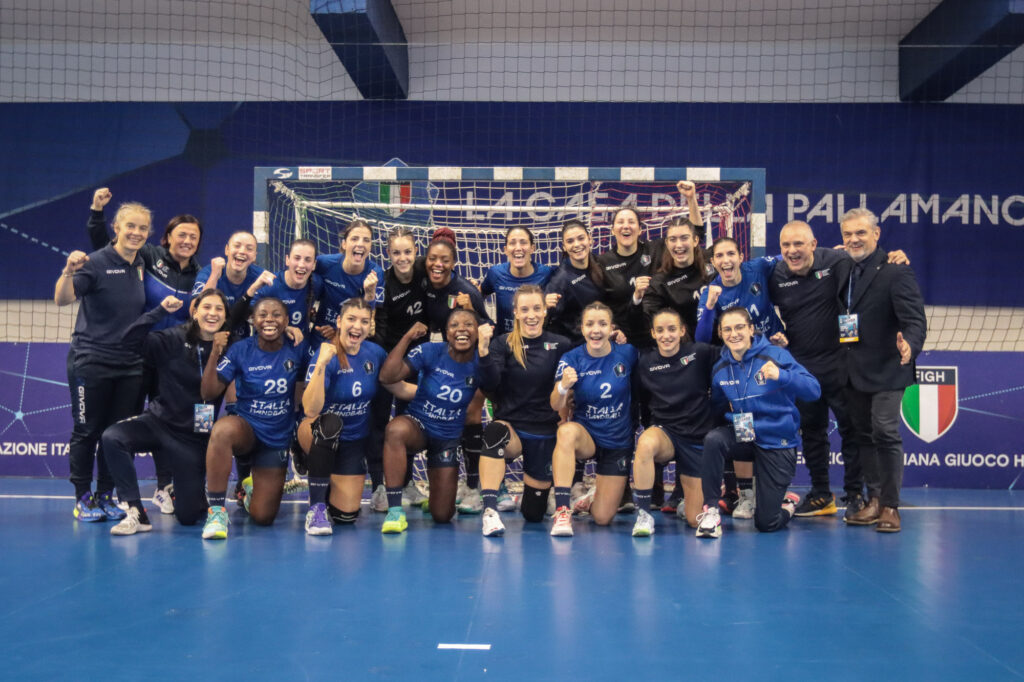 La foto di gruppo della nazionale italiana di pallamano di cui fanno parte quattro atlete del Cellini Padova