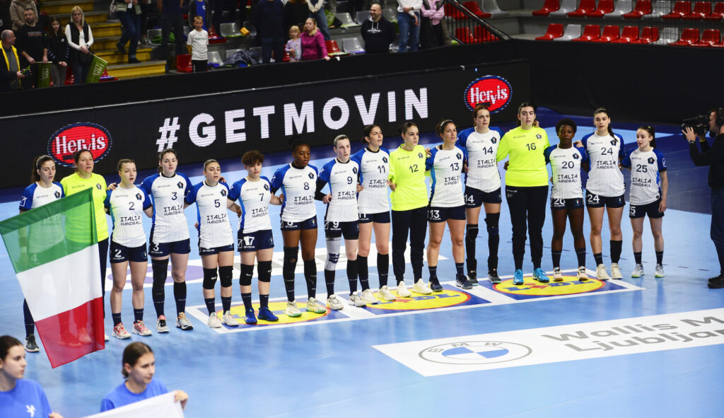 L'Italia durante l'inno di Mameli prima della partita contro la Slovenia