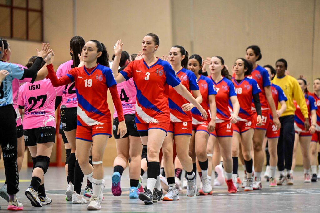 La Cellini Padova al saluto con la squadra Lions Sassari