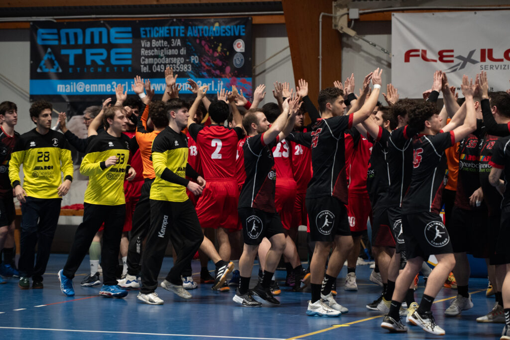 La squadra della serie B maschile della Cellini Padova dopo la vittoria contro Camisano